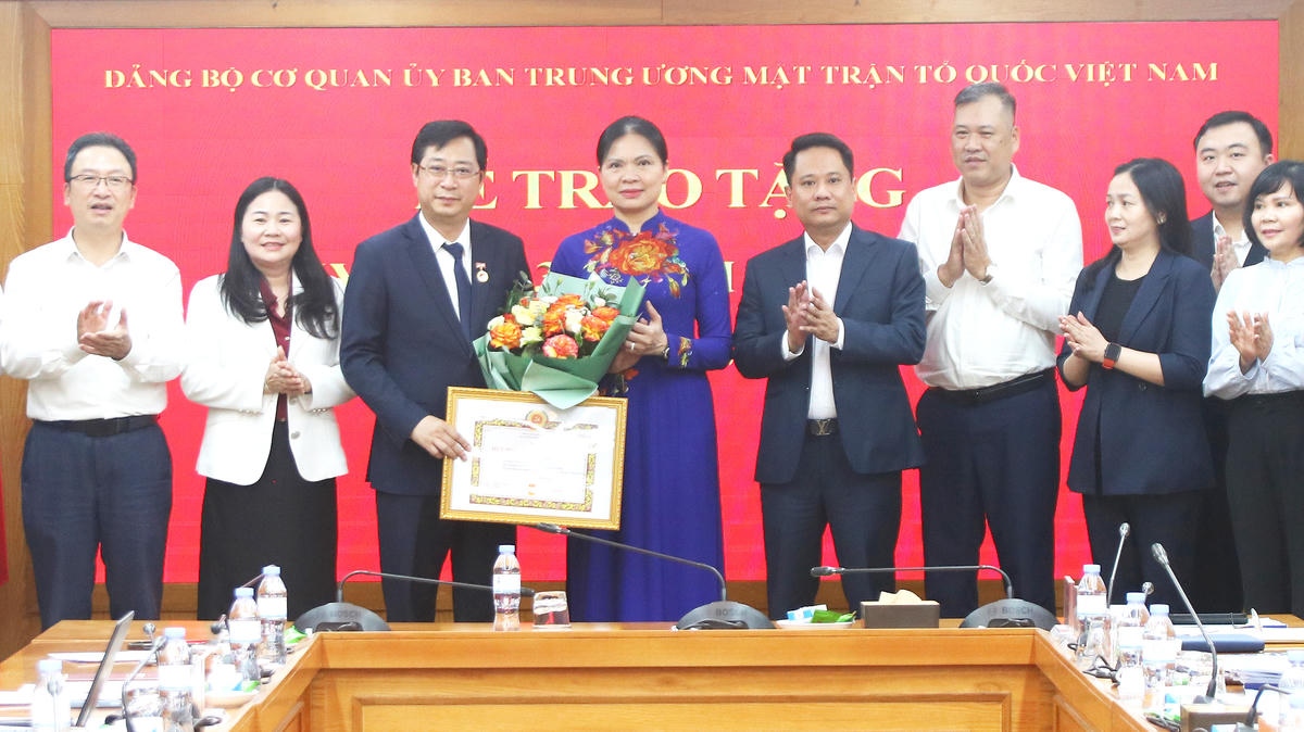 Phó Chủ tịch - Tổng Thư ký Hà Thị Nga và các đại biểu tặng hoa chúc mừng&nbsp;đồng chí Cao Xuân Thạo.