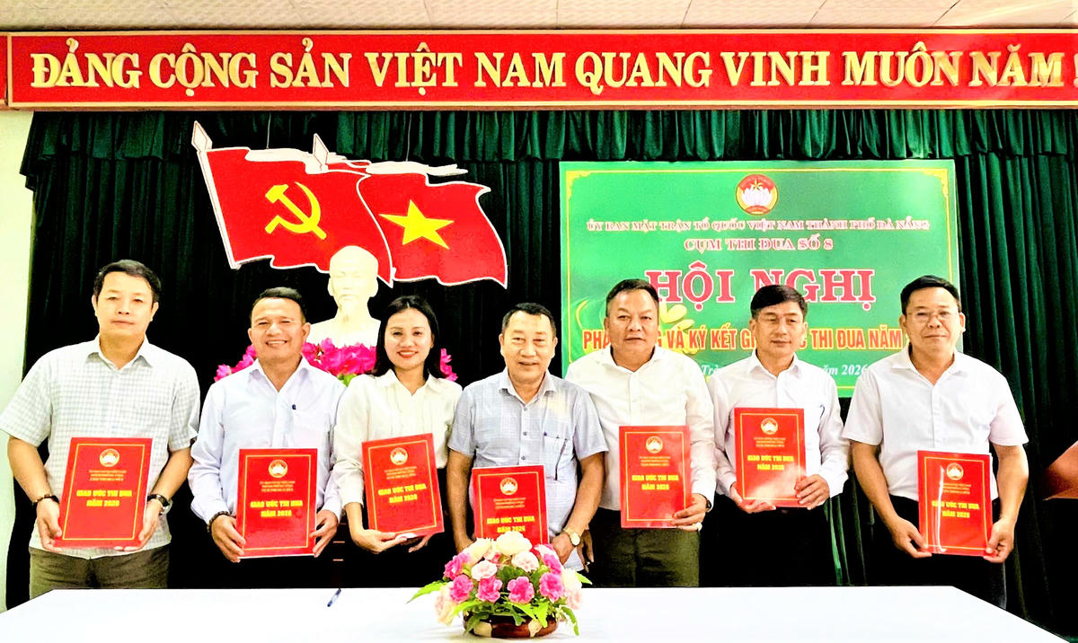 Các đơn vị trong cụm thi đua số 8, thuộc Ủy ban MTTQ Việt Nam TP Đà Nẵng ký kết giao ước thi đua năm 2026. Ảnh: Chí Đại.