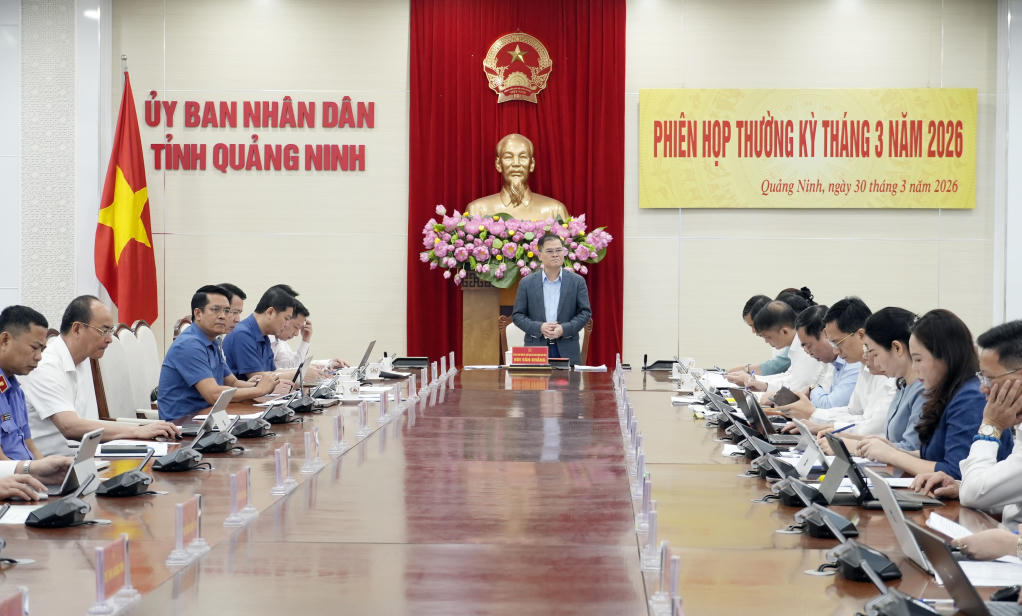 Chủ tịch UBND tỉnh Quảng Ninh Bùi Văn Khắng phát biểu chỉ đạo tại phiên họp.