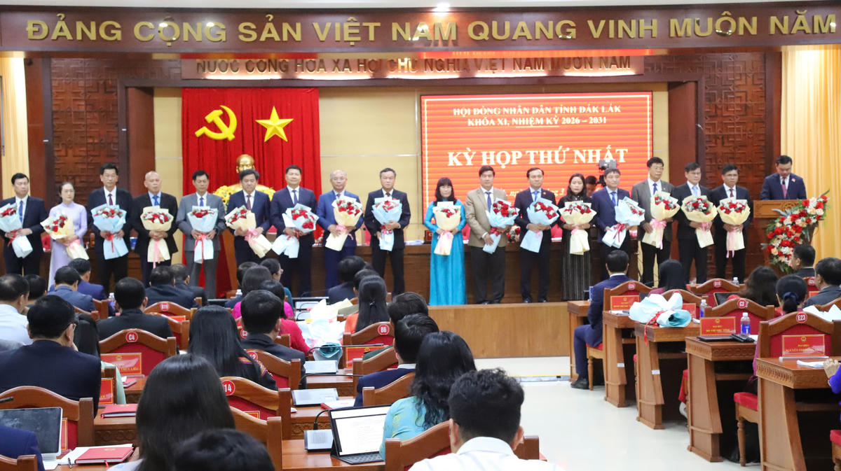Lãnh đạo tỉnh tặng hoa chúc mừng tập thể lãnh đạo UBND tỉnh nhiệm kỳ mới. Ảnh: CL.