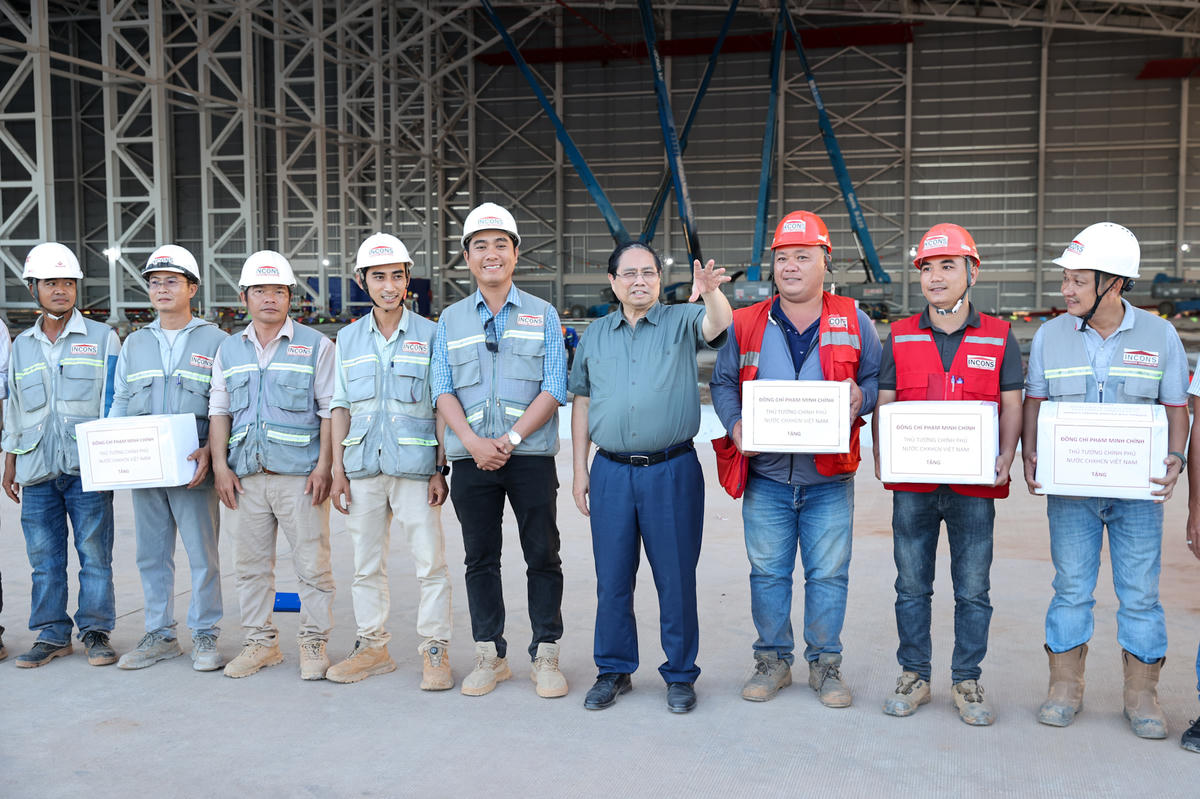 Thủ tướng Phạm Minh Chính tặng quà các đơn vị thi công dự án Cảng hàng không quốc tế Long Thành - Ảnh: VGP/Nhật Bắc.