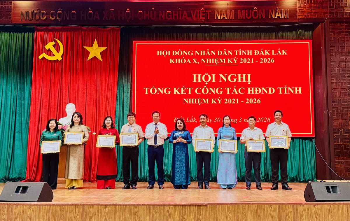 UBND tỉnh đã tặng Bằng khen cho 8 tập thể có thành tích xuất sắc trong hoạt động HĐND nhiệm kỳ 2021–2026 Ảnh: Thanh Nga.