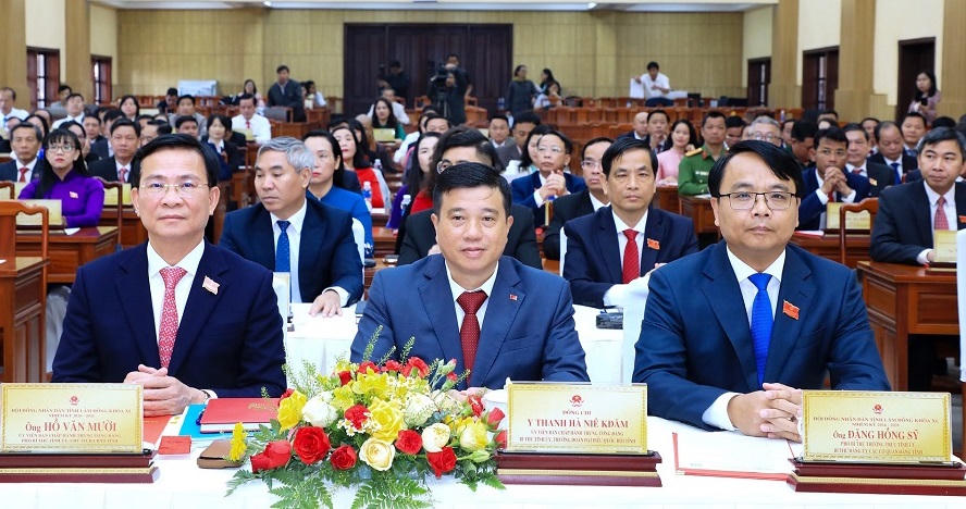 Lãnh đạo tỉnh Lâm Đồng tham dự kỳ họp. Ảnh CT