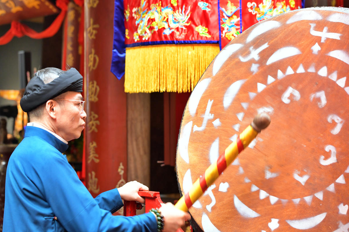Bô lão đánh trống khai hội.