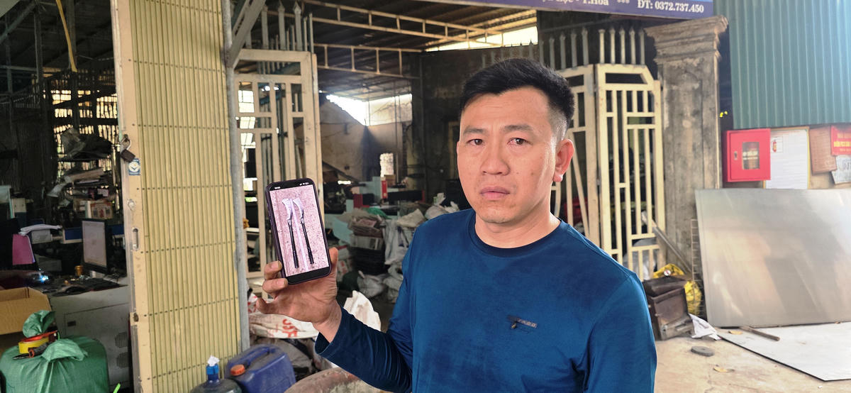 Cùng một mẫu dao phát, nhưng nếu được làm bằng cán gỗ thì vẫn được lưu hành, còn nếu được làm bằng cán sắt thì bị cấm và rất dễ vướng vào lao lý. 	Ảnh: Nguyễn Chung.