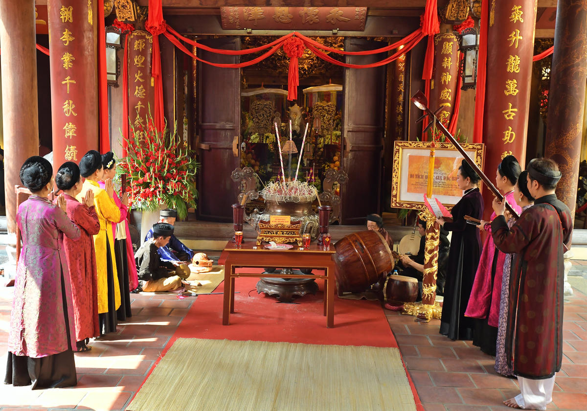 Tại Đền Bạch Mã - một trong những không gian tâm linh tiêu biểu và lâu đời bậc nhất của Thăng Long - Hà Nội, những thể ca nhạc cổ truyền được giới thiệu tới công chúng và du khách.