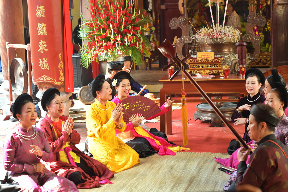 Chương trình được xây dựng theo hình thái của một buổi hát thờ nơi đình miếu cộng đồng người Việt xưa. 