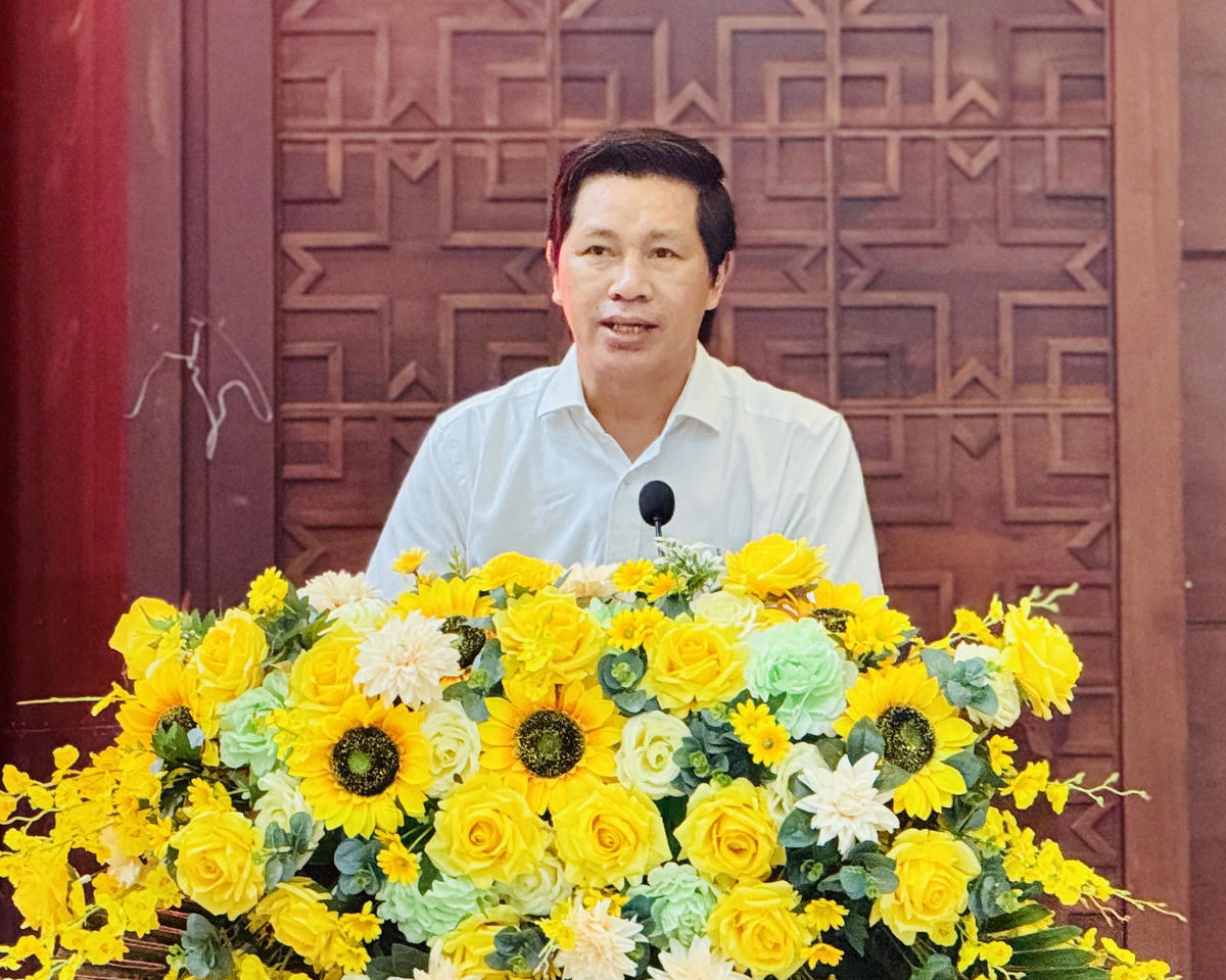 Ông Phạm Văn Bảy, Phó Chủ tịch Ủy ban MTTQ Việt Nam tỉnh phát biểu tham luận tại hội nghị. Ảnh: Thanh Nga.