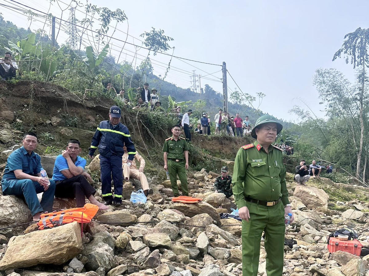 Lãnh đạo Công an tỉnh Tuyên Quang trực tiếp chỉ đạo công tác tìm kiếm, cứu nạn tại hiện trường xảy ra vụ việc. Ảnh: Công an tỉnh Tuyên Quang.