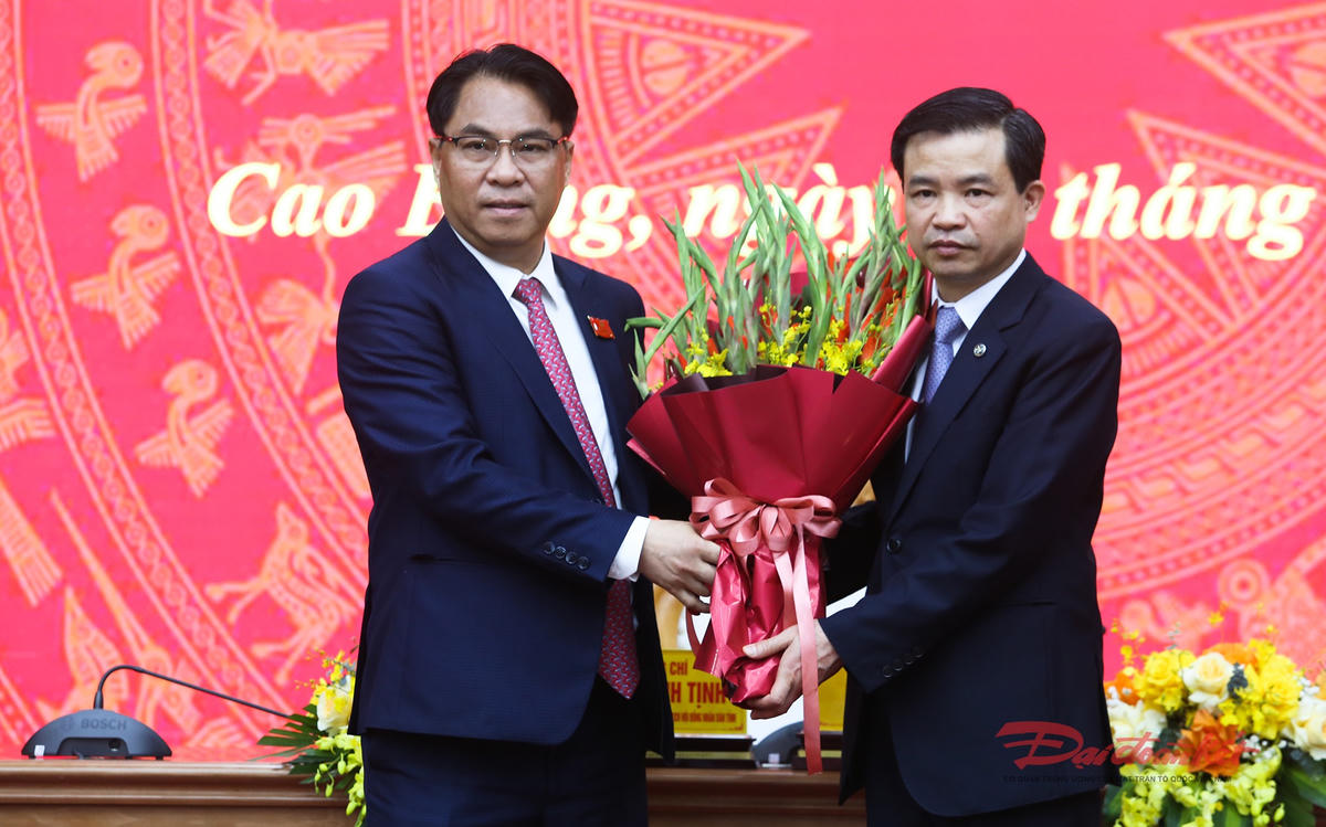 Ông Bế Thanh Tịnh - Chủ tịch HĐND tỉnh Cao Bằng khóa 17 tặng hoa chúc mừng ông Phan Thăng An. Ảnh: Hân Nguyễn.