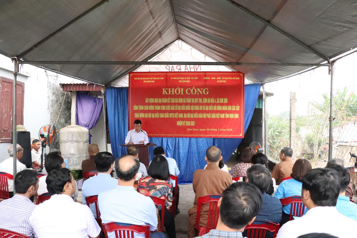 Lễ khởi công xây nhà Đại đoàn kết cho gia đình chị Trần Thị Quý Thu ở xã Kim Sơn. Ảnh: Đình Minh