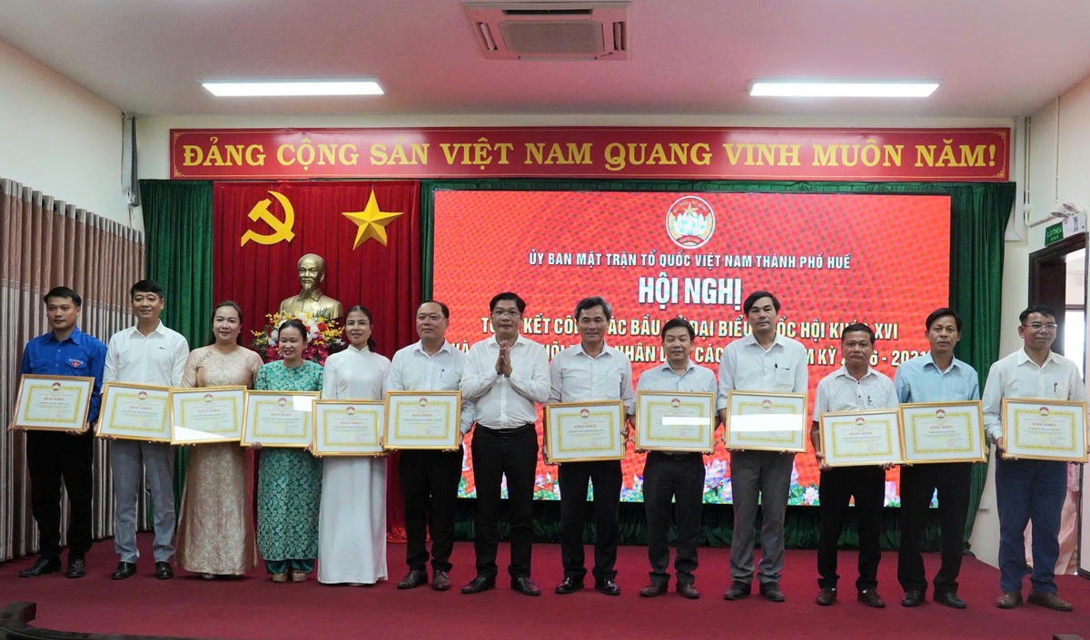 Ban Thường trực Ủy ban MTTQ Việt Nam thành phố Huế đã tặng Bằng khen cho 26 tập thể và 31 cá nhân đã có thành tích xuất sắc trong chỉ đạo, thực hiện công tác bầu cử đại biểu Quốc hội khóa XVI và đại biểu HĐND các cấp, nhiệm kỳ 2026 – 2031.