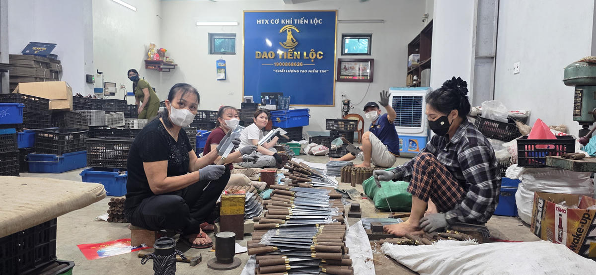 Nghề rèn truyền thống đang mang lại thu nhập ổn định và đời sống no đủ cho người dân tại Tiến Lộc. 	Ảnh: Nguyễn Chung.