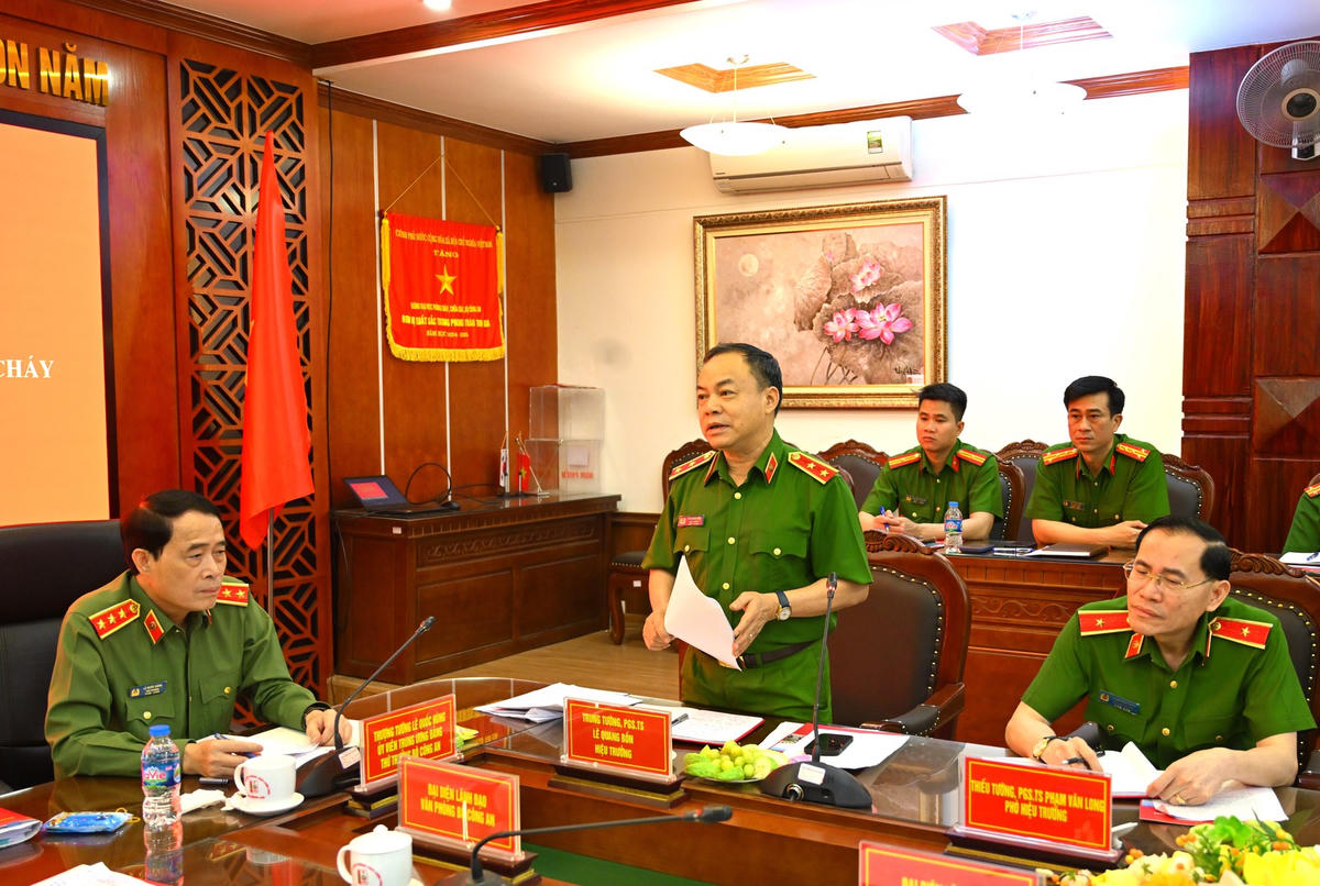 Trung tướng Lê Quang Bốn, Hiệu trưởng Trường Đại học PCCC phát biểu trong buổi làm việc.