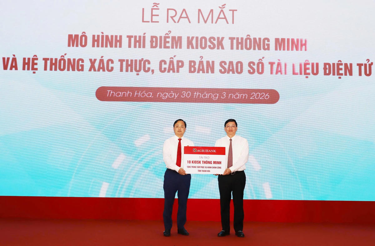 Đồng chí Tô Huy Vũ – Chủ tịch Hội đồng Thành viên Agribank trao tặng tài trợ Kiosk thông minh cho Trung tâm Phục vụ Hành chính công tỉnh Thanh Hoá