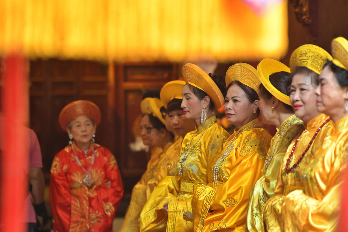 Đội nữ quan sẵn sàng lễ dâng hương.