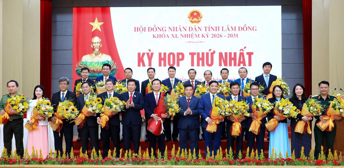 Ông Y Thanh Hà Niê Kđăm, Ủy viên Ban Chấp hành Trung ương Đảng, Bí thư Tỉnh ủy, Trưởng Đoàn ĐBQH tỉnh Lâm Đồng tặng hoa chúc mừng tập thể lãnh đạo tỉnh Lâm Đồng khóa XI, nhiệm kỳ 2026-2031. Ảnh CT.