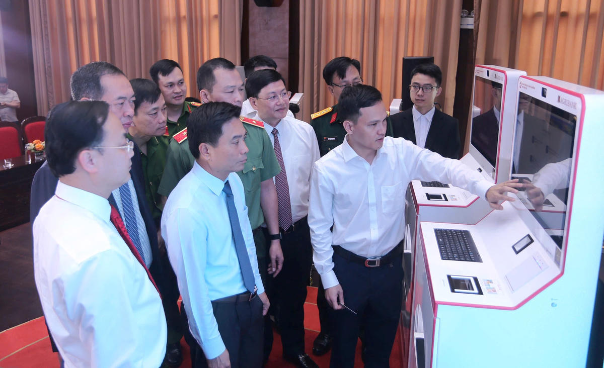 Ông Nguyễn Doãn Anh, Bí thư Tỉnh ủy Thanh Hóa cùng các đại biểu tham gia trải nghiệm mô hình Kiosk thông minh. Ảnh: Nguyễn Chung.