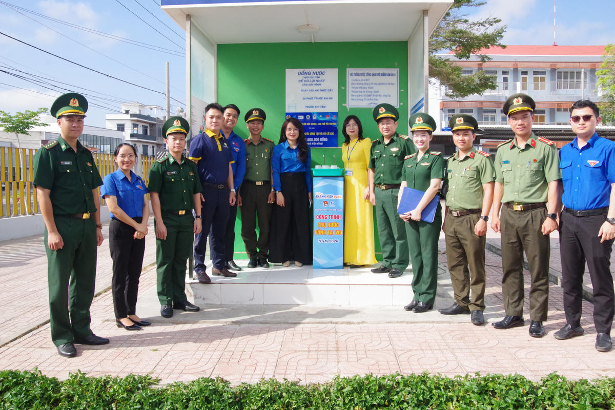 Trao tặng công trình sân chơi cho em và hệ thống lọc nước cho Trường Tiểu học Lê Minh Châu. Ảnh: Quang Tiến.