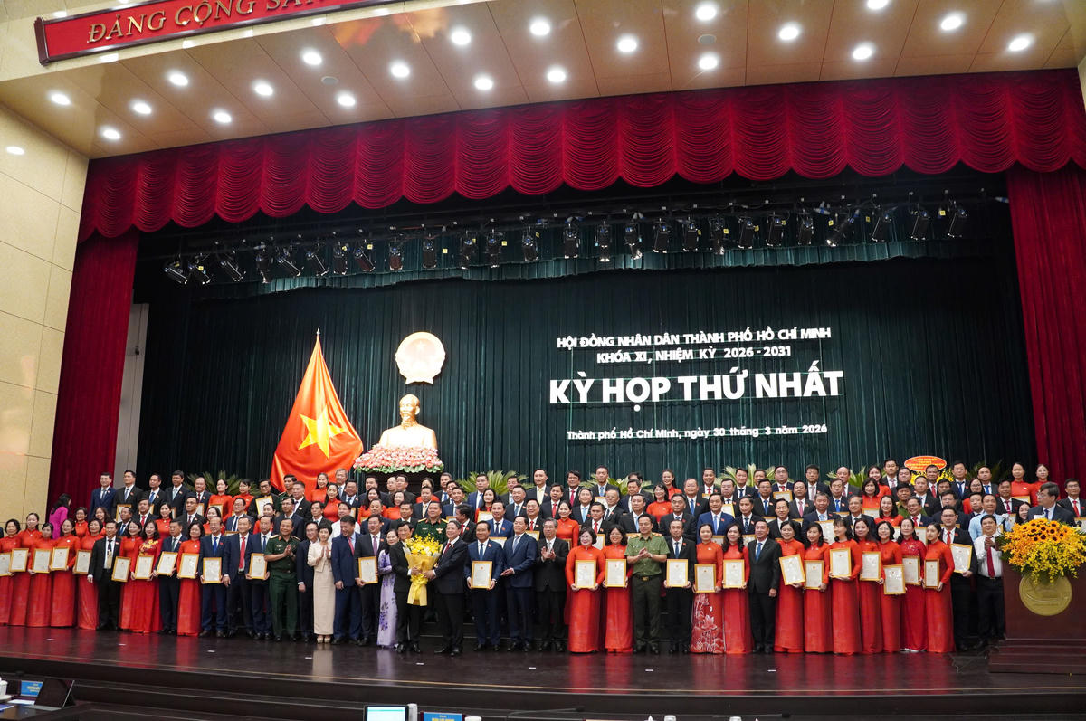 Trao giấy chứng nhận đại biểu HĐND TP Hồ Chí Minh khóa XI, nhiệm kỳ 2026-2031. Ảnh: N.H