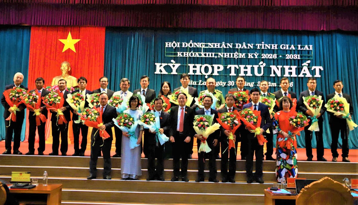 Ông Phạm Anh Tuấn (ở giữa) tái đắc cử Chủ tịch UBND tỉnh Gia Lai, nhiệm kỳ 2026-2031. Ảnh: CV.