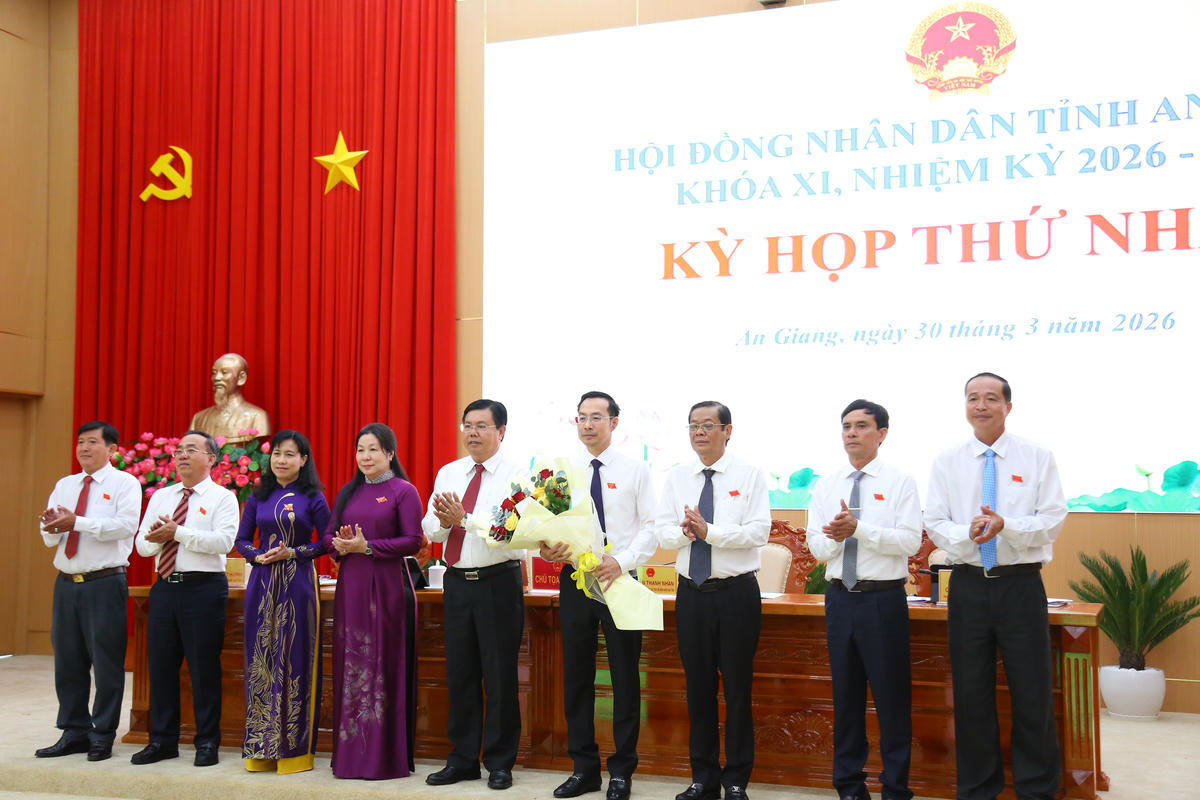Bí thư Tỉnh uỷ An Giang Nguyễn Tiến Hải tặng hoa chúc mừng Chủ tịch HĐND, các Phó Chủ tịch HĐND và Trưởng các Ban của HĐND tỉnh khoá XI, nhiệm kỳ 2026-2031. Ảnh: Thanh Tiến