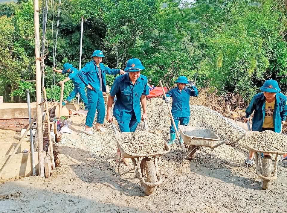 Lực lượng dân quân xã biên giới Cao Lộc hỗ trợ người dân xóa nhà tạm.