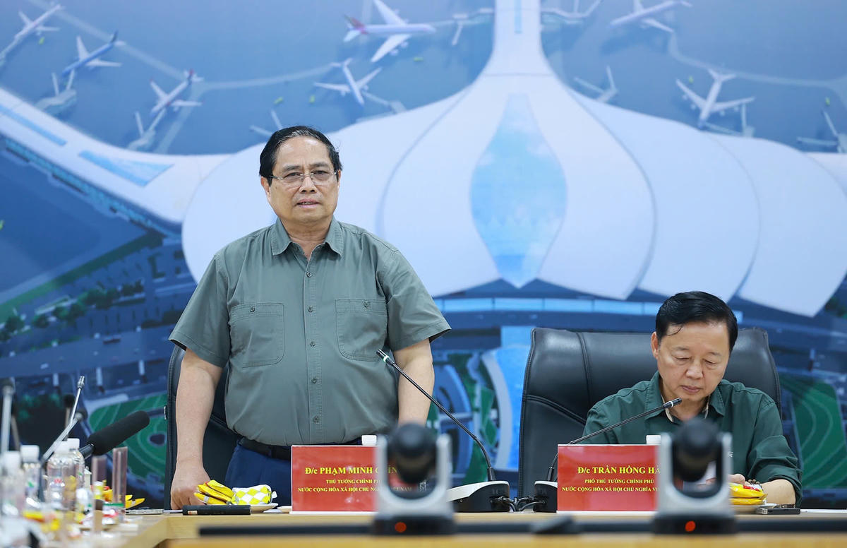Thủ tướng đề nghị Bộ Xây dựng và các cơ quan liên quan tiếp tục đánh giá hiệu quả tổng thể của sân bay, đóng góp vào sự phát triển của TPHCM và Đồng Nai - Ảnh: VGP/Nhật Bắc.
