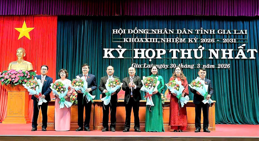 Bí Thư Tỉnh ủy Gia Lai Thái Đại Ngọc tặng hoa, chúc mừng ông Rah Lan Chung tái đắc cử Chủ tịch HĐND tỉnh Gia Lai khóa XIII. Ảnh: Đ.T.