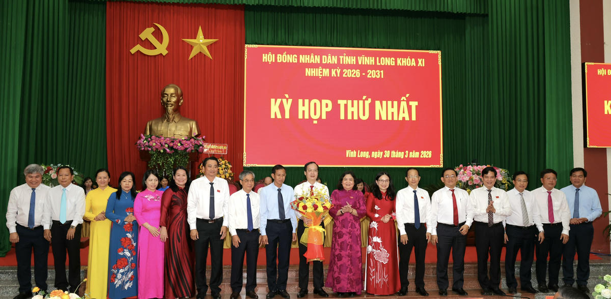 Bà Hồ Thị Hoàng Yến – Ủy viên Ban Chấp hành Trung ương Đảng, Phó Bí thư Tỉnh ủy Vĩnh Long tặng hoa chúc mừng lãnh đạo, ủy viên UBND tỉnh nhiệm kỳ mới. Ảnh Phạm Ngọc&nbsp;