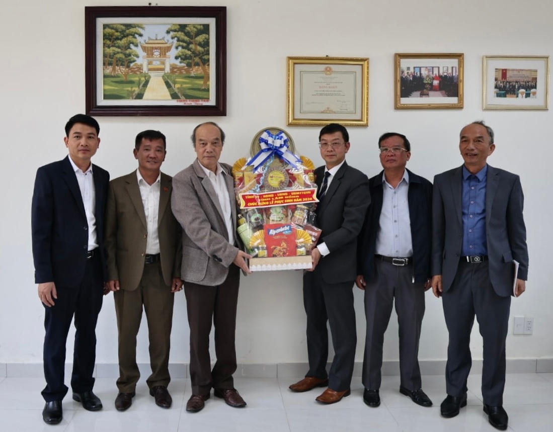 Đoàn công tác thăm ông Trương Đình Cẩn, Phó Chủ tịch Thường trực Ủy ban Đoàn kết Công giáo tỉnh Lâm Đồng. Ảnh CT