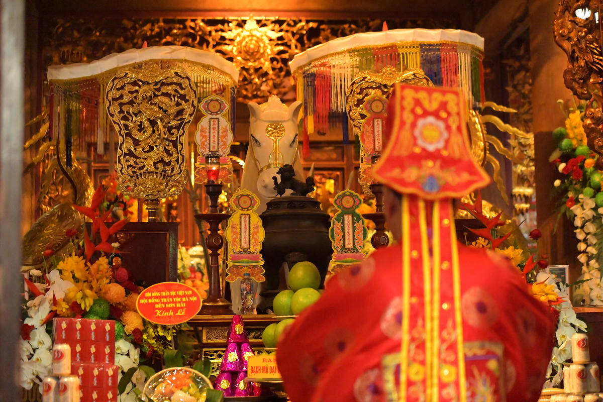 Đền Bạch Mã là nơi thờ thần Long Đỗ, vị Thành hoàng trấn giữ phương Đông của kinh thành Thăng Long xưa, thuộc hệ thống “Tứ trấn” linh thiêng.