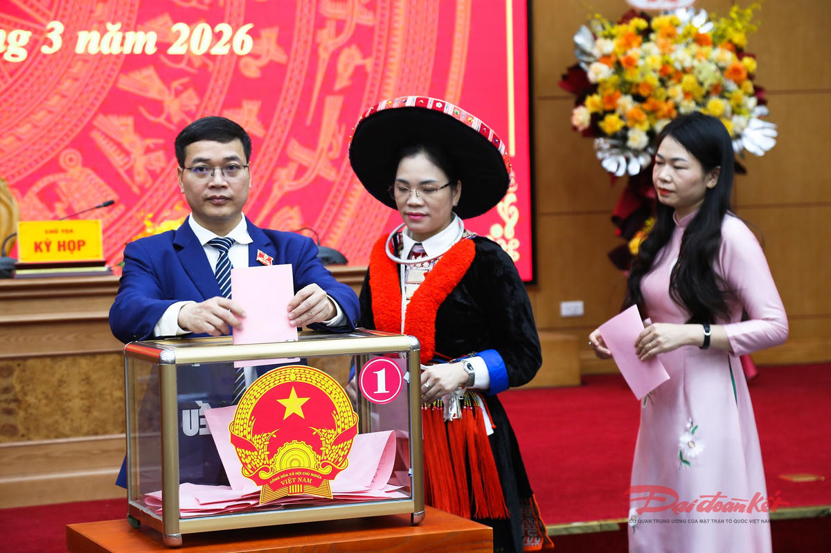 Các đại biểu tiến hành bầu chức danh Chủ tịch HĐND tỉnh Cao Bằng khóa 18. Ảnh: Hân Nguyễn.