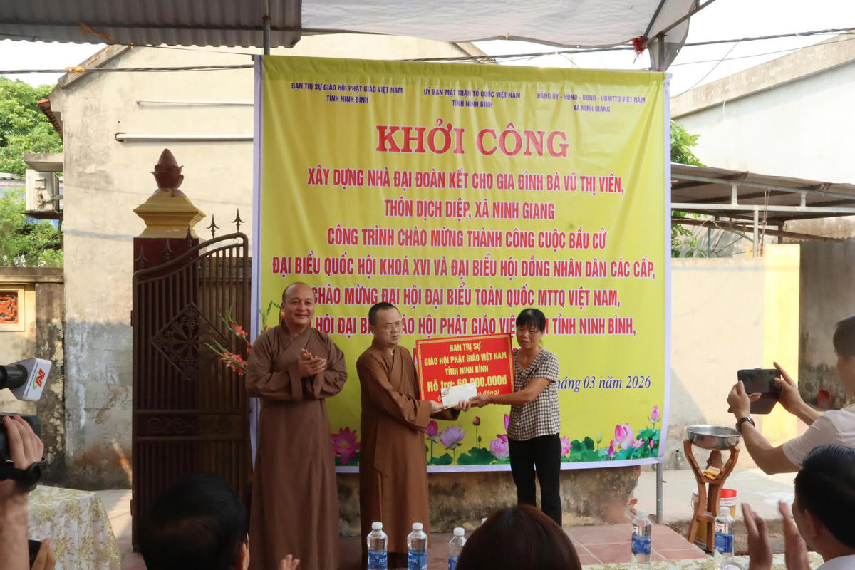 Đại diện Ban Trị sự Giáo hội Phật giáo Việt Nam tỉnh Ninh Bình trao tiền ủng hộ tới bà Vũ Thị Viên tại lễ khởi công. Ảnh: Duy Hưng&nbsp;&nbsp;