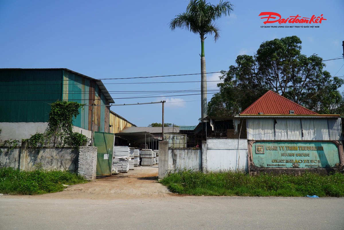 Ông Nguyễn Văn Quế, Giám đốc Công ty TNHH Trường An cho biết, doanh nghiệp của ông từng đầu tư lớn để sản xuất bao bì, giấy nhưng thua lỗ, phá sản và bị ngân hàng phát mại. Sau đó, ông phải nhờ người đứng tên thành lập doanh nghiệp khác để mua lại tài sản.