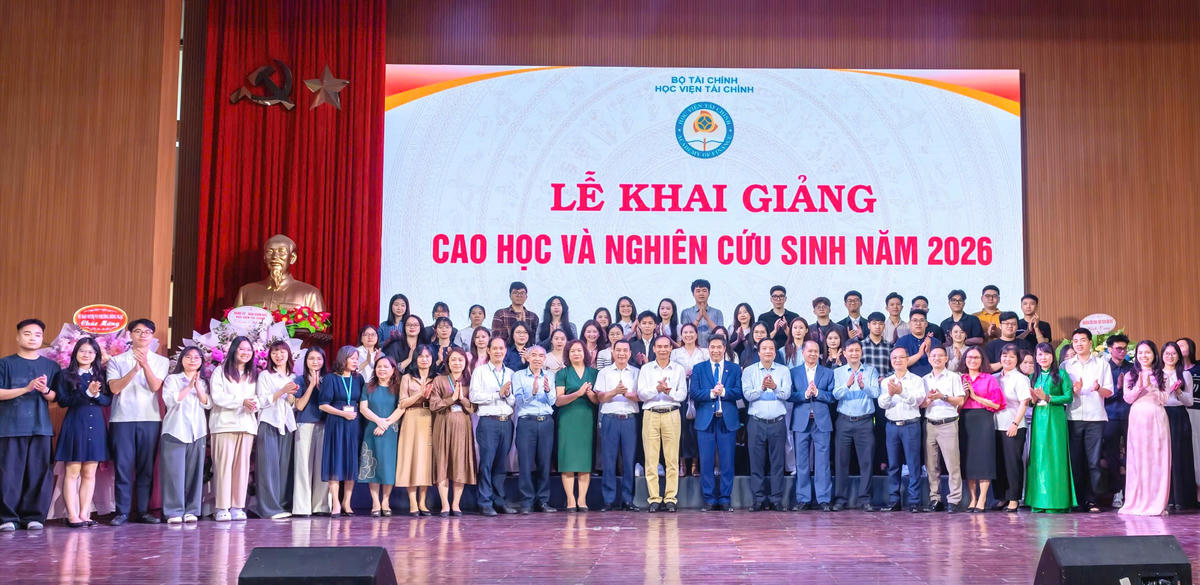 Đại biểu, tân học viên, tân nghiên cứu sinh chụp ảnh lưu niệm. Ảnh: Văn Hoa