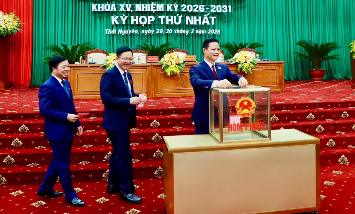 Các đại biểu bỏ phiếu bầu các vị trí chủ chốt HĐND tỉnh Thái Nguyên. Ảnh: Nguyễn Toán.