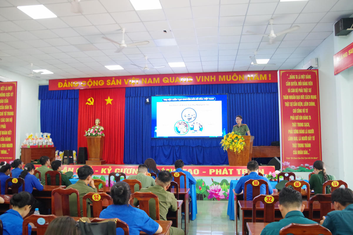 Phổ biến kiến thức về chuyển đổi số cho đoàn viên thanh niên xã Bình Châu. Ảnh: Quang Tiến.
