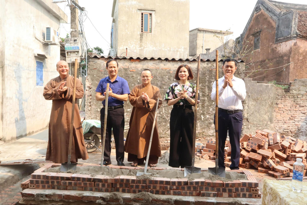 Lãnh đạo Ủy ban MTTQ Việt Nam tỉnh Ninh Bình, đại diện Ban Trị sự Giáo hội Phật giáo Việt Nam tỉnh; đại diện cấp ủy, chính quyền, MTTQ xã Ninh Giang thực hiện nghi thức khởi công công trình nhà Đại đoàn kết tặng bà Vũ Thị Viên. Ảnh: Duy Hưng