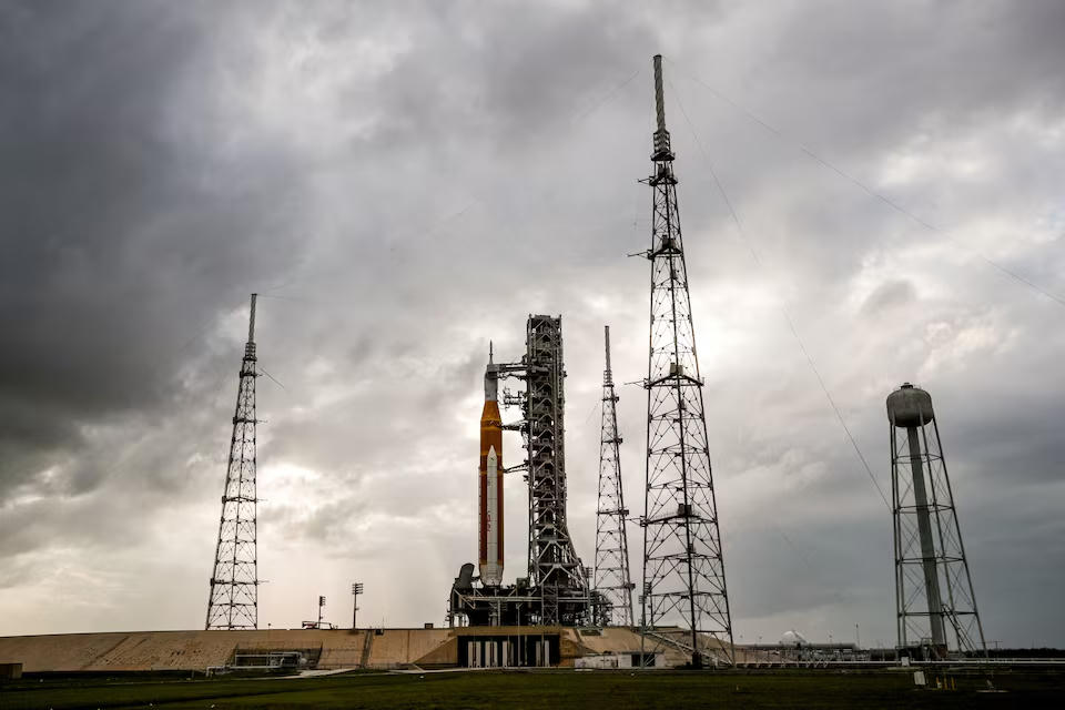 Tên lửa SLS và tàu Orion trên bệ phóng 39B tại Trung tâm Vũ trụ Kennedy (Mỹ). Nguồn: Reuters.