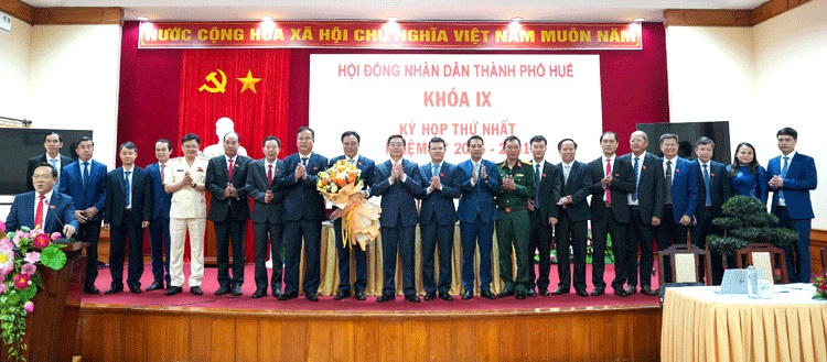 Lãnh đạo thành phố Huế tặng hoa chúc mừng Chủ tịch, các Phó Chủ tịch và các ủy viên UBND thành phố Huế. Ảnh: Hoàng Thành.