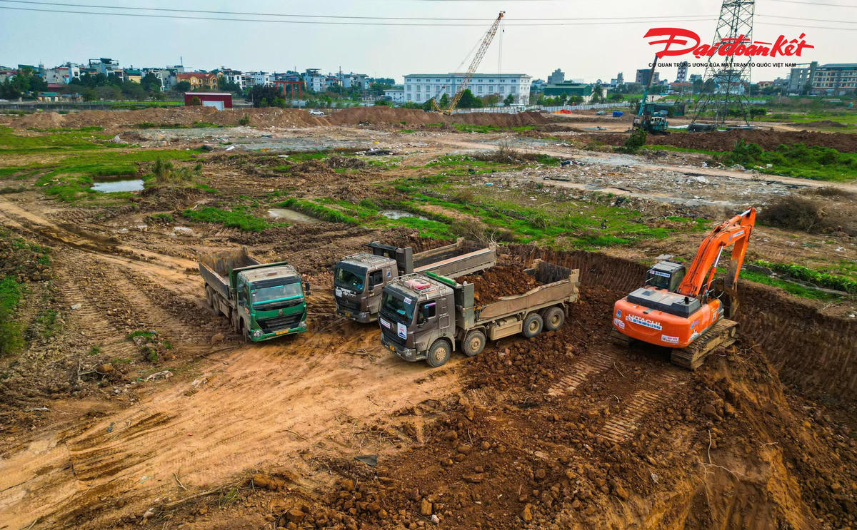 Máy móc, thiết bị được huy động thi công tại dự án đầu tư xây dựng hồ điều hòa Yên Nghĩa 1.