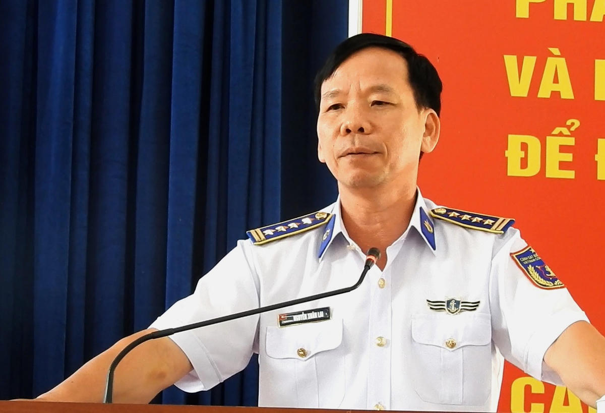 Đại tá Nguyễn Xuân Lai, báo cáo viên Bộ Tư lệnh Vùng Cảnh sát biển 3 tại Hội nghị. Ảnh: Tâm Định.