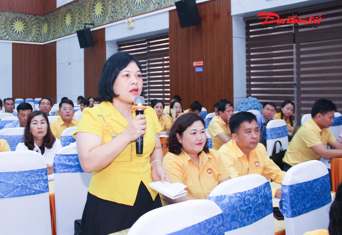 Đại điện lãnh đạo Mặt trận một số xã phát biểu ý kiến tại hội nghị.&nbsp;