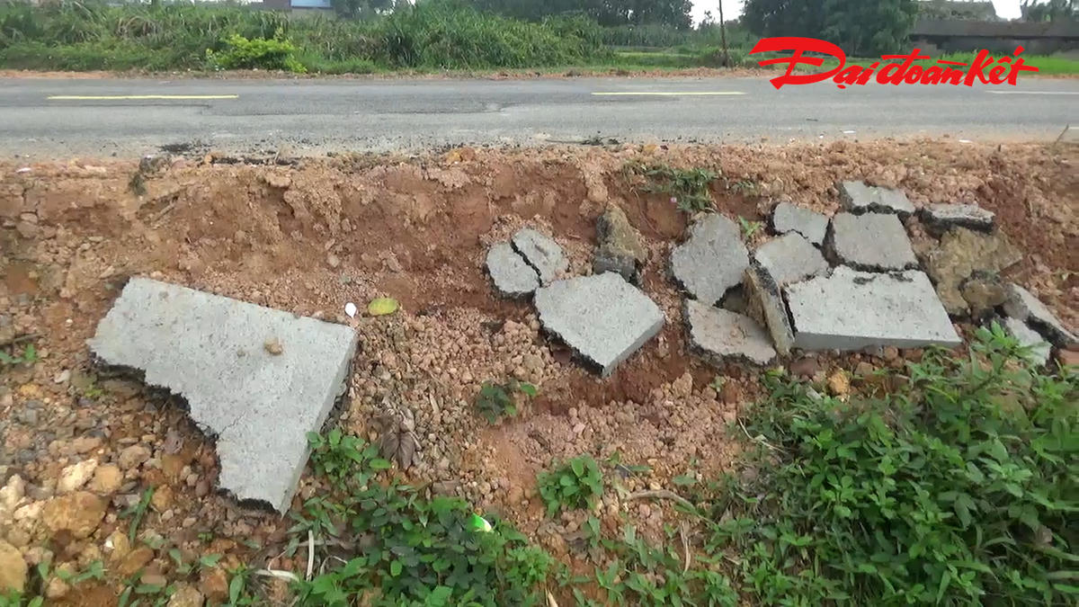 Mặt nhựa&nbsp;asphalt đào lên vứt cạnh đường. Ảnh: Nguyễn Toán.