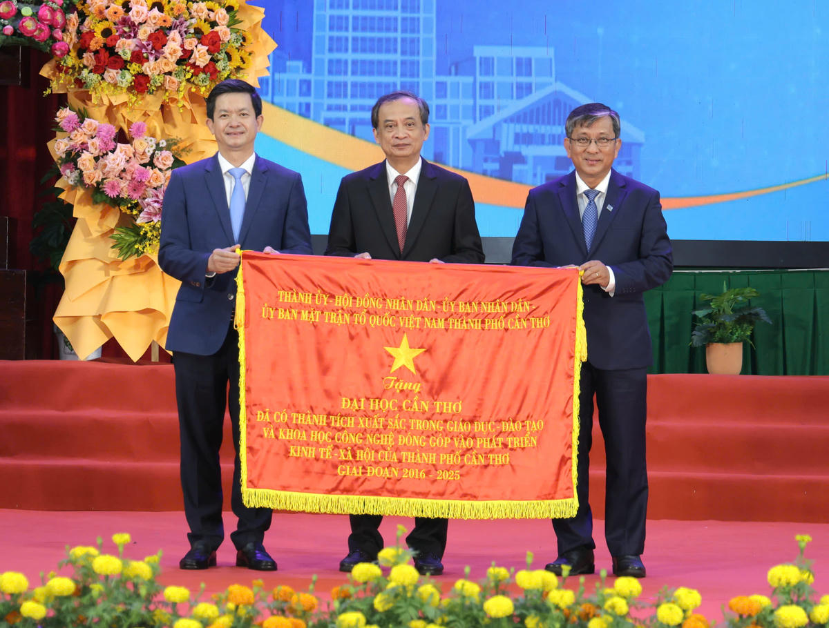 Ông Lê Quang Tùng Bí thư Thành Uỷ Cần Thơ trao tặng bức trướng cho Đại học Cần Thơ. Ảnh Phạm Trung