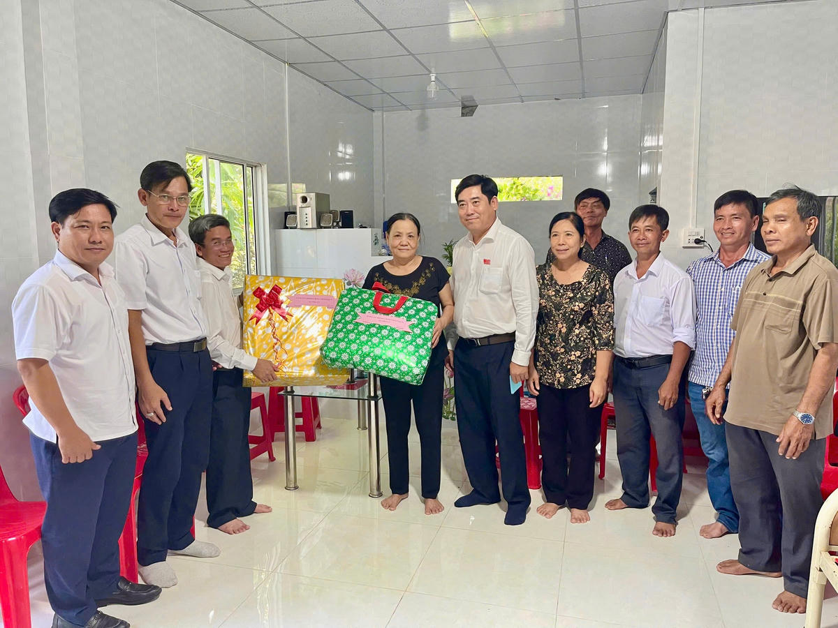 Đại diện chính quyền địa phương và Công ty Nhiệt điện Duyên Hải trao nhà tình nghĩa cho hộ bà Lữ Thị Thu Hường (ấp 5, xã Trà Cú, tỉnh Vĩnh Long).