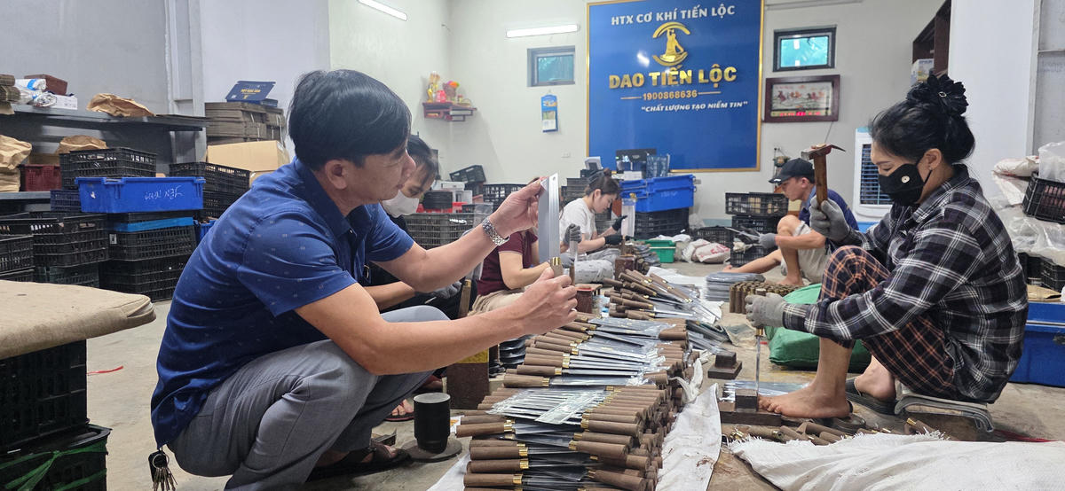 Do chưa có quy chuẩn, người dân làng rèn hết sức lúng túng trong việc đổi mới mẫu mã trong sản xuất và đáp ứng nhu cầu, thị hiếu của khách hàng. 
