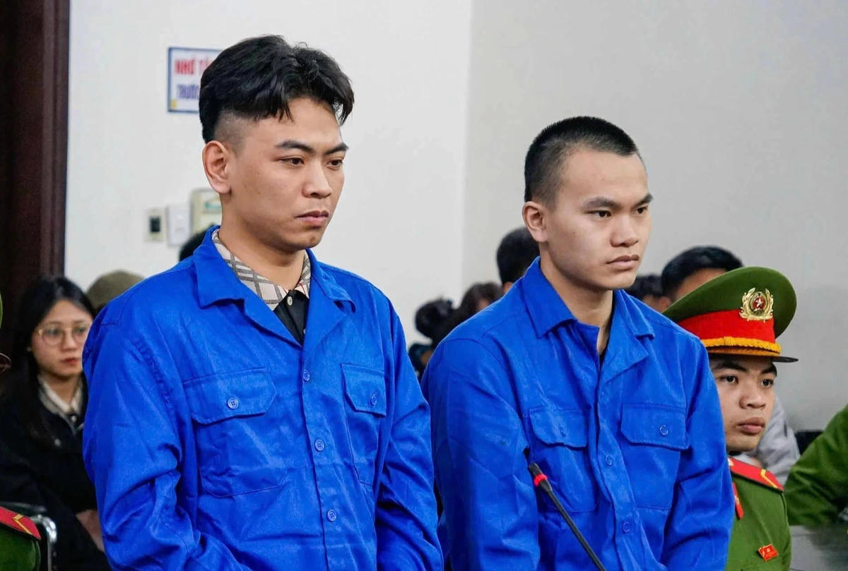 "Tổng tài" Nguyễn Văn Thiên (trái) cùng Nguyễn Long Vũ tại phiên tòa sơ thẩm. Ảnh Phúc Bình