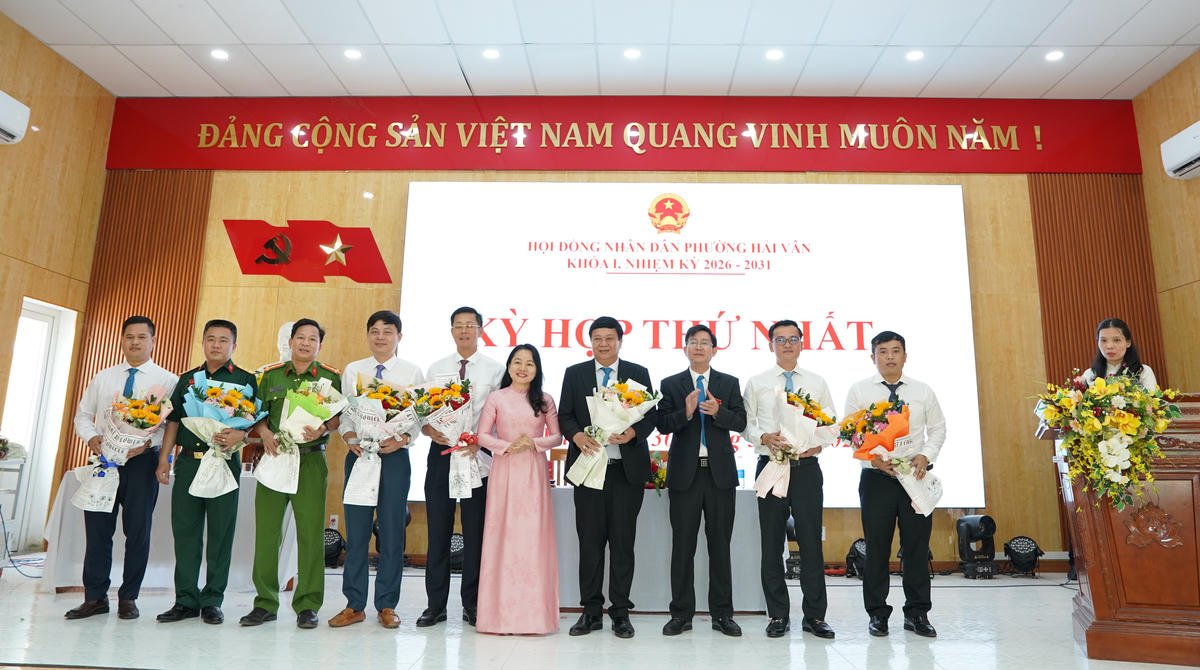 Các Chủ tịch, Phó Chủ tịch và Ủy viên UBND phường Hải Vân nhiệm kỳ 2026-2031. Ảnh: Kim Hiếu.